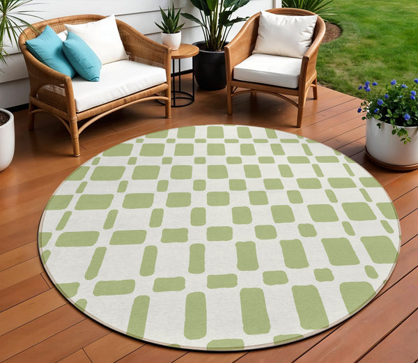 Homeroots 3' Artichoke Green Geometric Indoor Outdoor Area Rug - Stylish, Washable, And Durable For Any Space 8' Round Polyester 591083