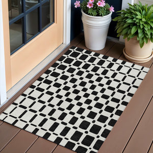 Homeroots 3' Artichoke Green Geometric Indoor Outdoor Area Rug - Stylish, Washable, And Durable For Any Space 3' X 5' Polyester 591087