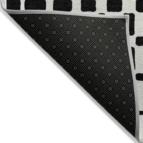 Homeroots 3' Artichoke Green Geometric Indoor Outdoor Area Rug - Stylish, Washable, And Durable For Any Space 3' X 5' Polyester 591087