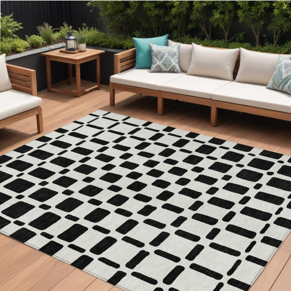 HomeRoots 9' Black and Ivory Geometric Area Rug - Stylish Washable Indoor-Outdoor Décor for Any Space 9' X 12' 591091