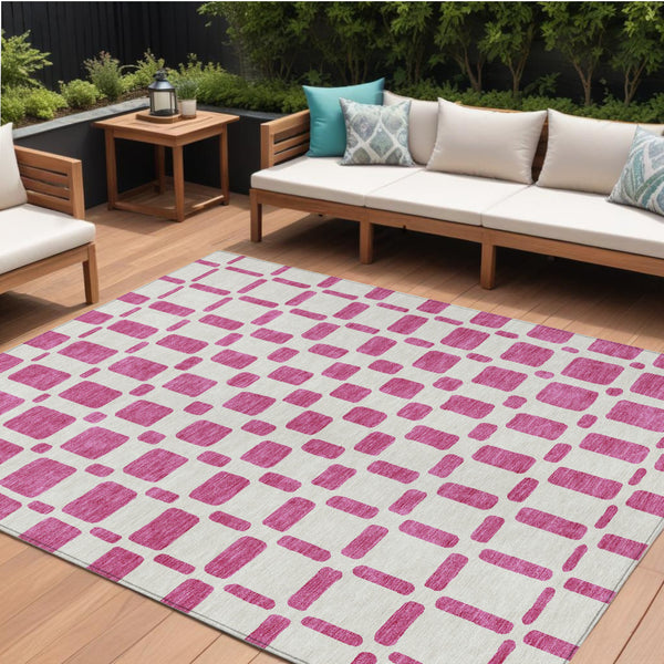 Homeroots 3' Artichoke Green Geometric Indoor Outdoor Area Rug - Stylish, Washable, And Durable For Any Space 8' X 10' Polyester 591096