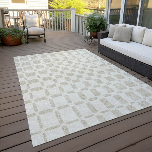 Homeroots 3' Artichoke Green Geometric Indoor Outdoor Area Rug - Stylish, Washable, And Durable For Any Space 8' X 10' Polyester 591114