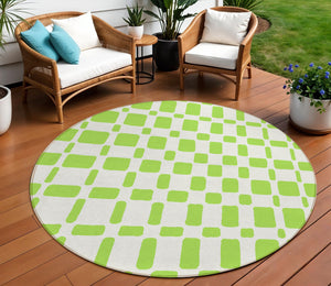Homeroots 3' Artichoke Green Geometric Indoor Outdoor Area Rug - Stylish, Washable, And Durable For Any Space 8' Round Polyester 591119