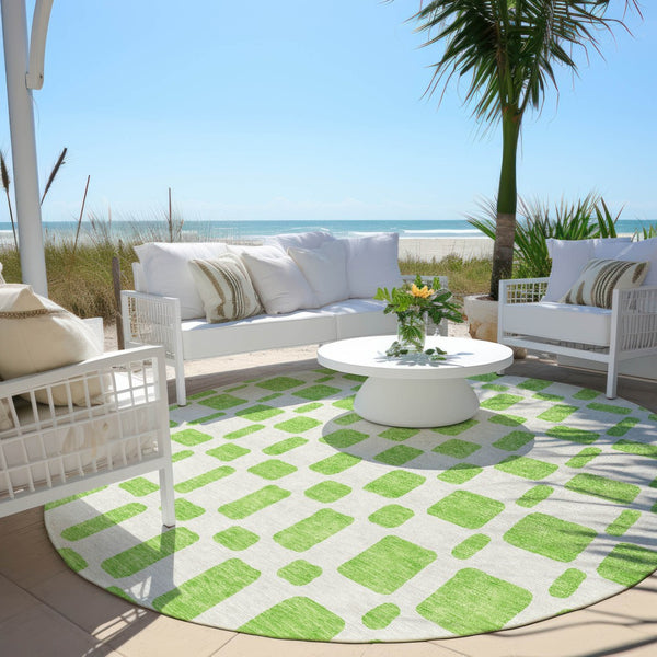 Homeroots 3' Artichoke Green Geometric Indoor Outdoor Area Rug - Stylish, Washable, And Durable For Any Space 8' Round Polyester 591119