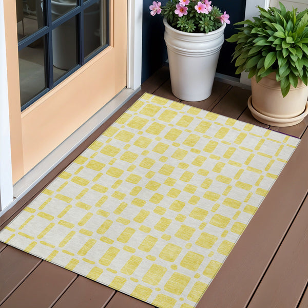 Homeroots 3' Artichoke Green Geometric Indoor Outdoor Area Rug - Stylish, Washable, And Durable For Any Space 3' X 5' Polyester 591165