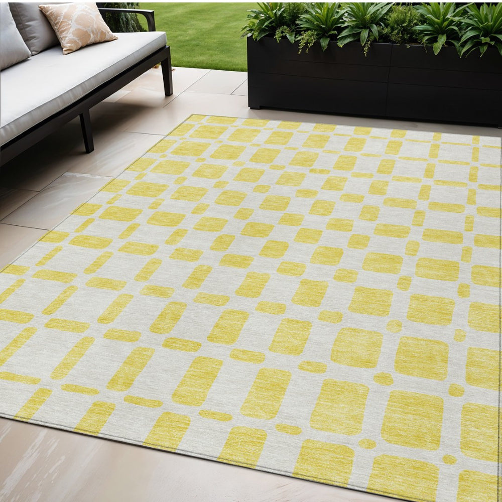 HomeRoots 5' Modern Yellow and Gray Geometric Area Rug for Indoor and Outdoor Use – Washable & Durable Design 5' X 8' 591166