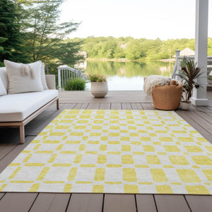 Homeroots 3' Artichoke Green Geometric Indoor Outdoor Area Rug - Stylish, Washable, And Durable For Any Space 8' X 10' Polyester 591168
