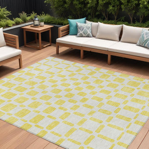 Homeroots 3' Artichoke Green Geometric Indoor Outdoor Area Rug - Stylish, Washable, And Durable For Any Space 10' X 14' Polyester 591170