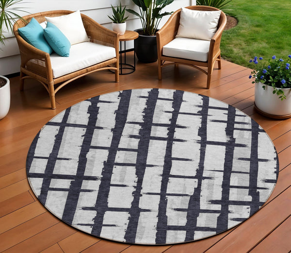 Homeroots 3' Stylish Artichoke Green & Gray Striped Washable Area Rug For Indoor And Outdoor Spaces 8' Round Polyester 591179