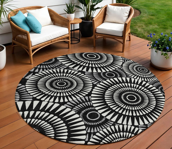 Homeroots 3' Artichoke Green Brown Beige Geometric Washable Indoor Outdoor Area Rug For Stylish Spaces 8' Round Polyester 591587