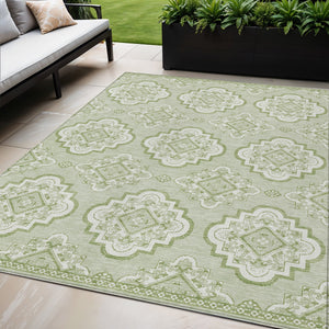 Homeroots 3' Medallion Area Rug In Artichoke Green And Ivory - Stylish, Washable For Indoor And Outdoor Use 5' X 8' Polyester 591664