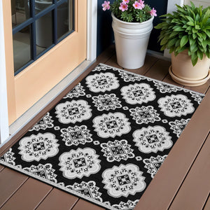 Homeroots 3' Medallion Area Rug In Artichoke Green And Ivory - Stylish, Washable For Indoor And Outdoor Use 3' X 5' Polyester 591669