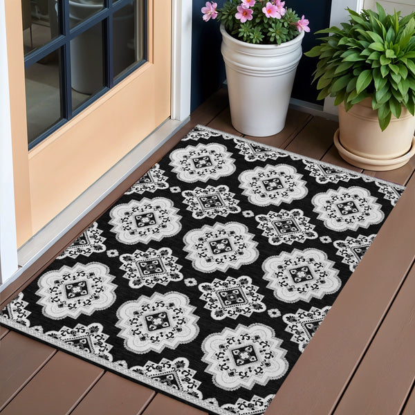 Homeroots 3' Medallion Area Rug In Artichoke Green And Ivory - Stylish, Washable For Indoor And Outdoor Use 3' X 5' Polyester 591669