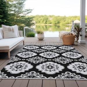 Homeroots 3' Medallion Area Rug In Artichoke Green And Ivory - Stylish, Washable For Indoor And Outdoor Use 5' X 8' Polyester 591670