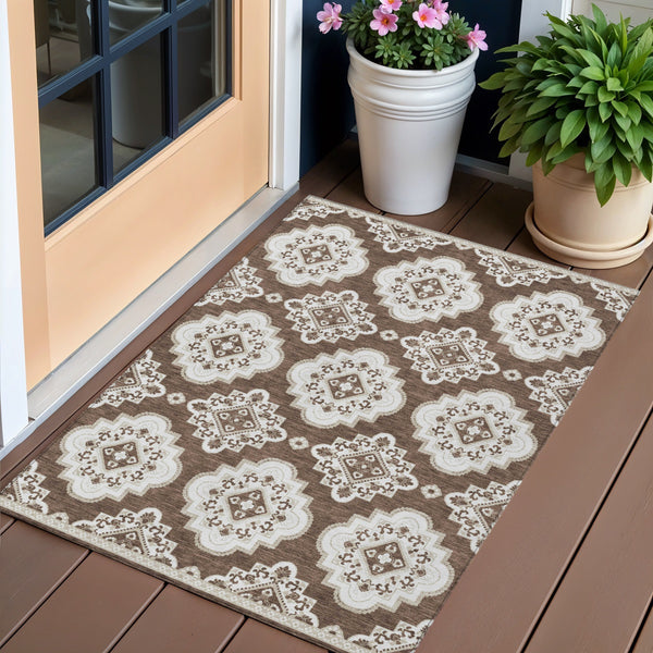 Homeroots 3' Medallion Area Rug In Artichoke Green And Ivory - Stylish, Washable For Indoor And Outdoor Use 3' X 5' Polyester 591675