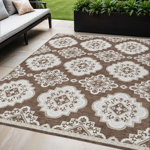 Homeroots 3' Medallion Area Rug In Artichoke Green And Ivory - Stylish, Washable For Indoor And Outdoor Use 5' X 8' Polyester 591676