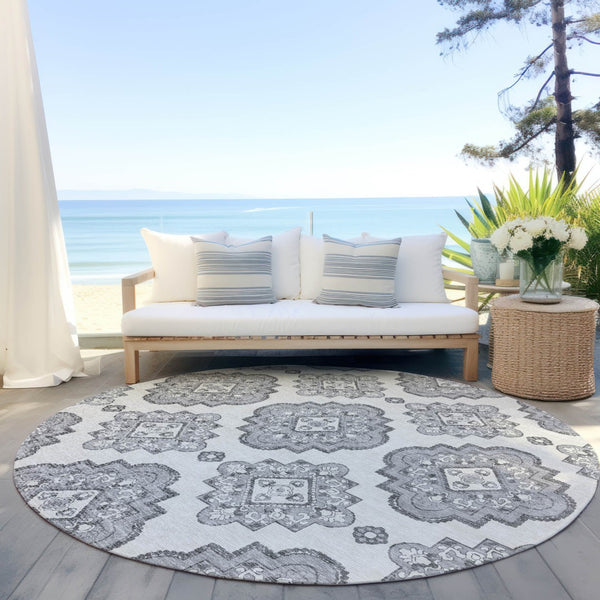 Homeroots 3' Medallion Area Rug In Artichoke Green And Ivory - Stylish, Washable For Indoor And Outdoor Use 8' Round Polyester 591689
