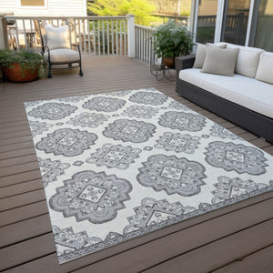 Homeroots 3' Medallion Area Rug In Artichoke Green And Ivory - Stylish, Washable For Indoor And Outdoor Use 8' X 10' Polyester 591690