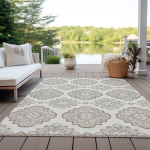 Homeroots 3' Medallion Area Rug In Artichoke Green And Ivory - Stylish, Washable For Indoor And Outdoor Use 3' X 5' Polyester 591693