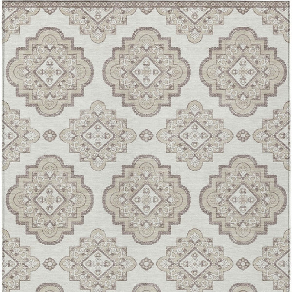 Homeroots 3' Medallion Area Rug In Artichoke Green And Ivory - Stylish, Washable For Indoor And Outdoor Use 3' X 5' Polyester 591693