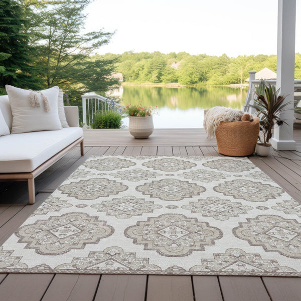 Homeroots 3' Medallion Area Rug In Artichoke Green And Ivory - Stylish, Washable For Indoor And Outdoor Use 5' X 8' Polyester 591694