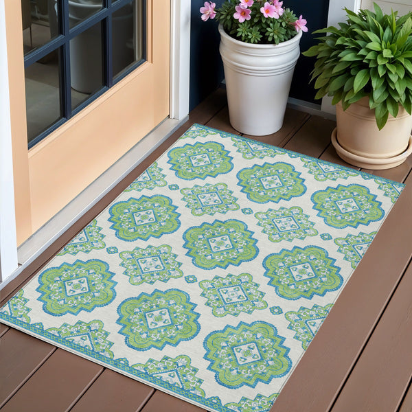 Homeroots 3' Medallion Area Rug In Artichoke Green And Ivory - Stylish, Washable For Indoor And Outdoor Use 3' X 5' Polyester 591699