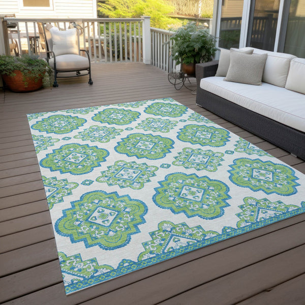 Homeroots 3' Medallion Area Rug In Artichoke Green And Ivory - Stylish, Washable For Indoor And Outdoor Use 5' X 8' Polyester 591700