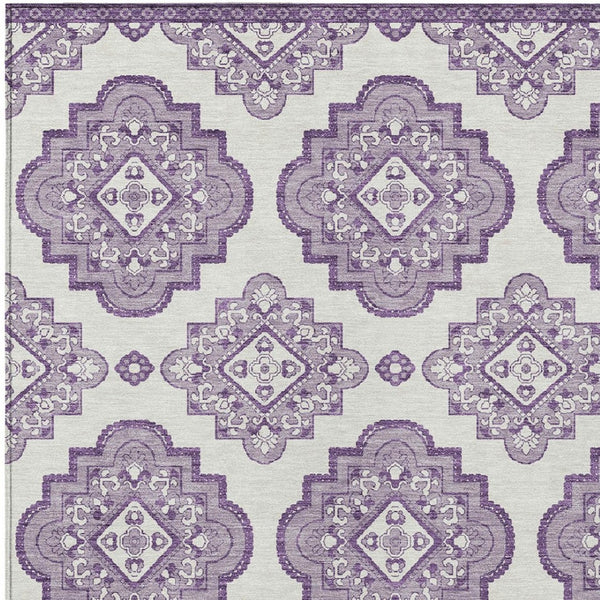 Homeroots 3' Medallion Area Rug In Artichoke Green And Ivory - Stylish, Washable For Indoor And Outdoor Use 3' X 5' Polyester 591705