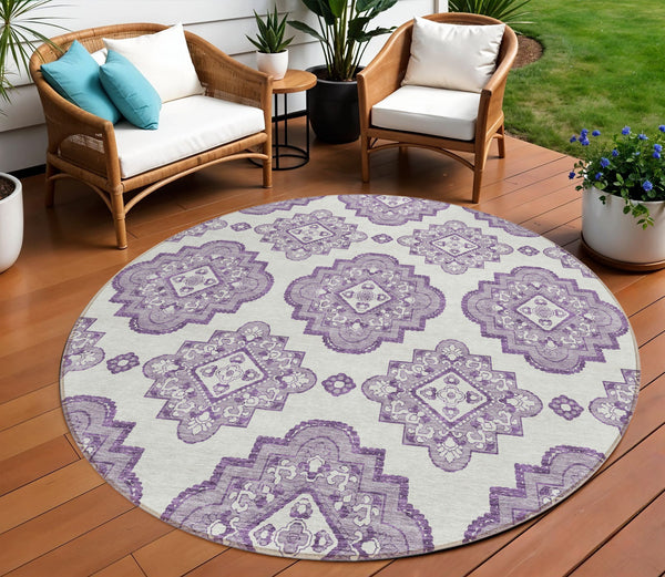 Homeroots 3' Medallion Area Rug In Artichoke Green And Ivory - Stylish, Washable For Indoor And Outdoor Use 8' Round Polyester 591707