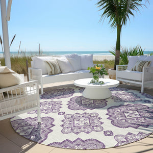 Homeroots 3' Medallion Area Rug In Artichoke Green And Ivory - Stylish, Washable For Indoor And Outdoor Use 8' Round Polyester 591707