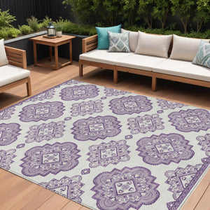 Homeroots 3' Medallion Area Rug In Artichoke Green And Ivory - Stylish, Washable For Indoor And Outdoor Use 9' X 12' Polyester 591709