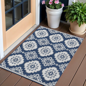 Homeroots 3' Medallion Area Rug In Artichoke Green And Ivory - Stylish, Washable For Indoor And Outdoor Use 3' X 5' Polyester 591711