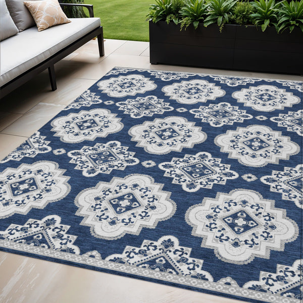 Homeroots 3' Medallion Area Rug In Artichoke Green And Ivory - Stylish, Washable For Indoor And Outdoor Use 5' X 8' Polyester 591712