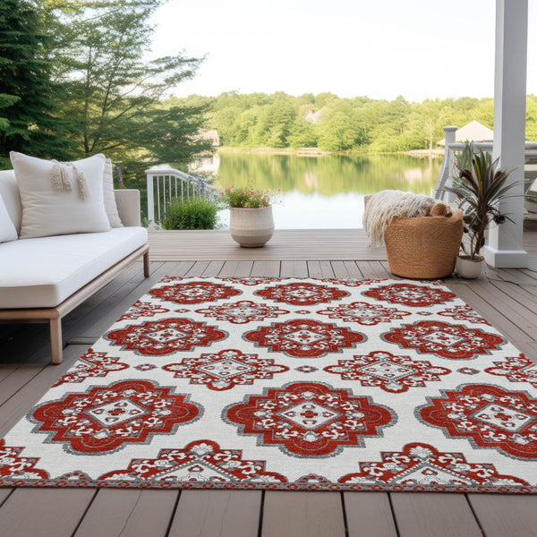 Homeroots 3' Medallion Area Rug In Artichoke Green And Ivory - Stylish, Washable For Indoor And Outdoor Use 3' X 5' Polyester 591717