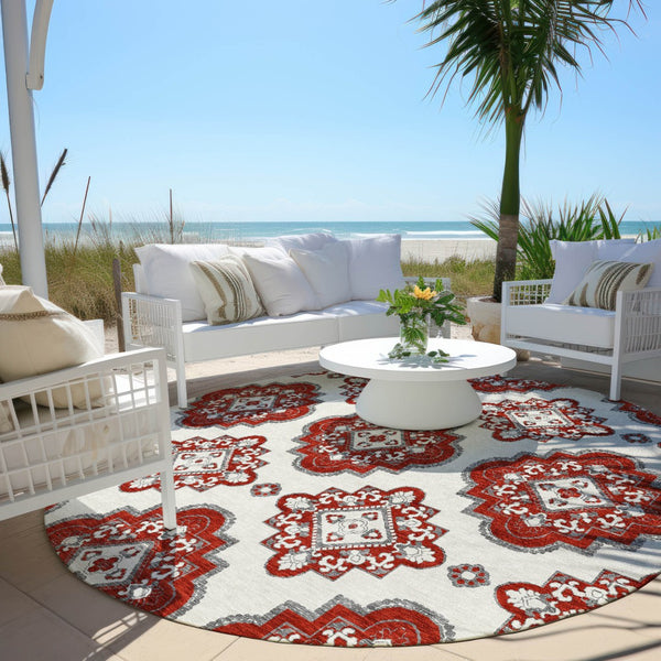 Homeroots 3' Medallion Area Rug In Artichoke Green And Ivory - Stylish, Washable For Indoor And Outdoor Use 8' Round Polyester 591719