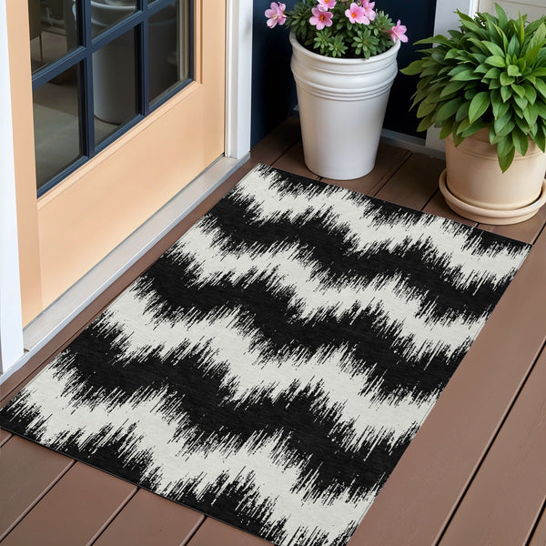Homeroots 3' Durable Black And Ivory Chevron Indoor Outdoor Area Rug - Stylish, Washable, And Versatile Design 3' X 5' Polyester 591765
