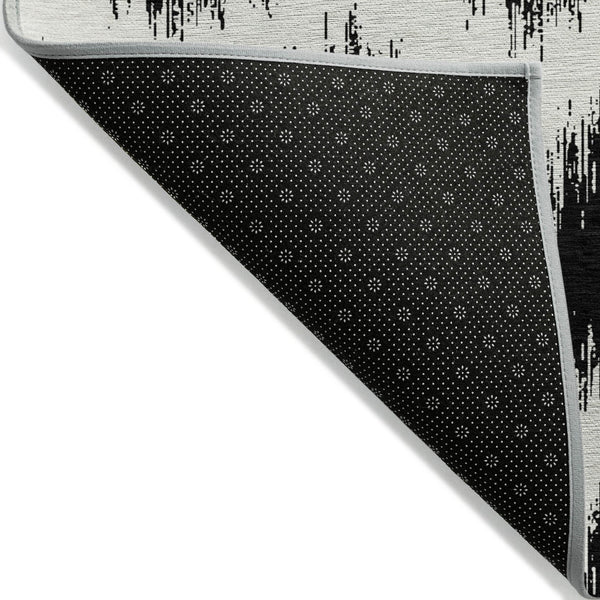 Homeroots 3' Durable Black And Ivory Chevron Indoor Outdoor Area Rug - Stylish, Washable, And Versatile Design 3' X 5' Polyester 591765