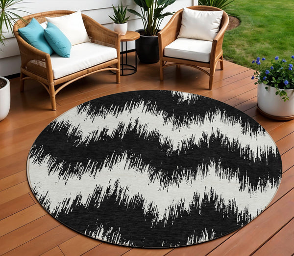 Homeroots 3' Durable Black And Ivory Chevron Indoor Outdoor Area Rug - Stylish, Washable, And Versatile Design 8' Round Polyester 591767