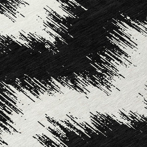 Homeroots 3' Durable Black And Ivory Chevron Indoor Outdoor Area Rug - Stylish, Washable, And Versatile Design 8' Round Polyester 591767