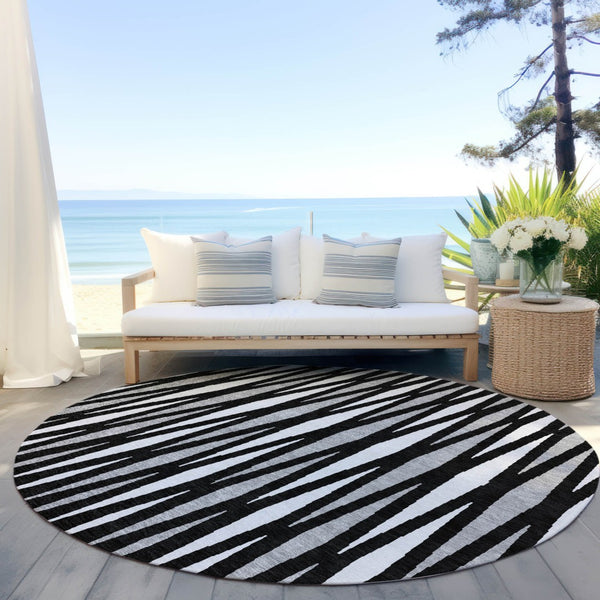 Homeroots 3' Black Ivory And Gray Geometric Indoor Outdoor Area Rug - Stylish, Washable, Stain Resistant Design 8' Round Polyester 591857