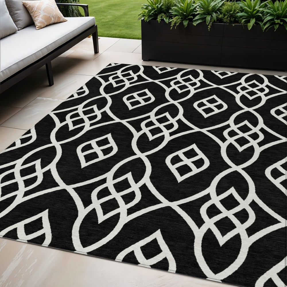 HomeRoots 5' Black and Ivory Trellis Rug - Stylish, Washable Indoor/Outdoor Area Rug for Versatile Spaces 5' X 8' 592078