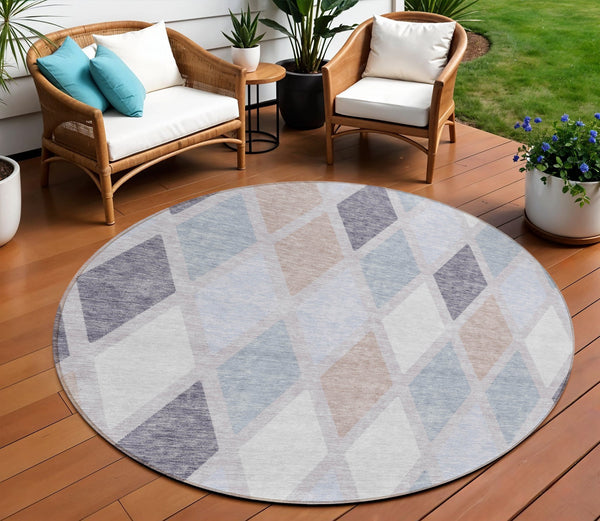 Homeroots 3' Stylish Artichoke Green Beige Ivory Geometric Washable Area Rug For Indoor And Outdoor Use 8' Round Polyester 592313