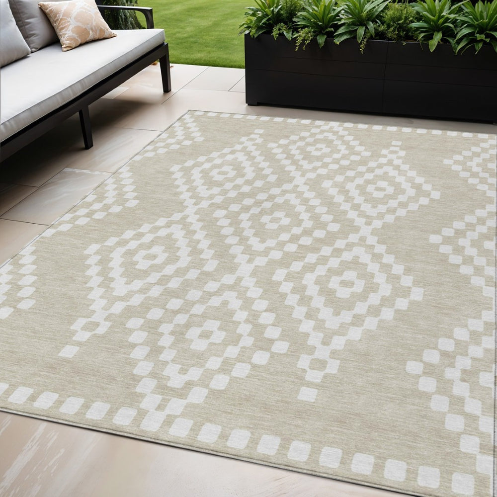 HomeRoots 5' Geometric Beige and Ivory Area Rug - Stylish, Machine Washable for Indoor and Outdoor Spaces 5' X 8' 592606