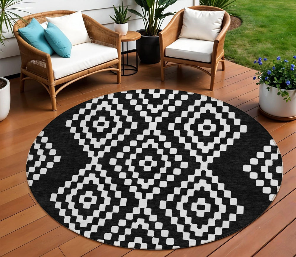 HomeRoots 5' Stylish Black and Ivory Geometric Area Rug - Durable, Washable Design for Indoor and Outdoor Use 8' Round 592613