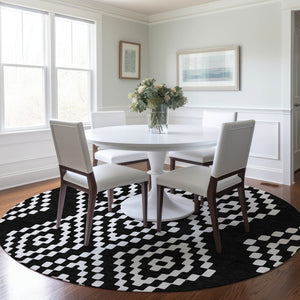 Homeroots 3' Artichoke Green Geometric Washable Indoor Outdoor Area Rug For Stylish Living Spaces & Patios 8' Round Polyester 592613