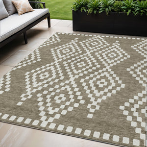 Homeroots 3' Artichoke Green Geometric Washable Indoor Outdoor Area Rug For Stylish Living Spaces & Patios 5' X 8' Polyester 592672