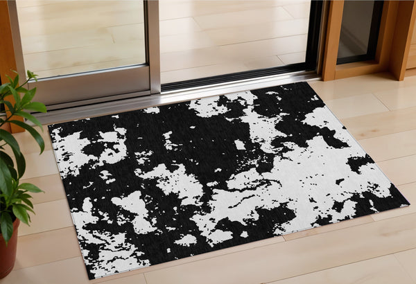 Homeroots 3' Artichoke Green Abstract Washable Indoor Outdoor Area Rug - Stylish, Durable, And Easy To Clean 3' X 5' Polyester 593324