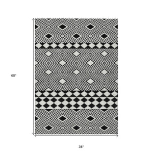 Homeroots 3' Artichoke Green Geometric Indoor Outdoor Area Rug - Durable, Washable, Stylish For Any Space 3' X 5' Polyester 593408
