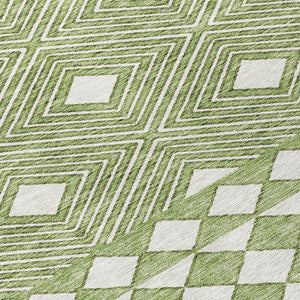 Homeroots 3' Artichoke Green Geometric Indoor Outdoor Area Rug - Durable, Washable, Stylish For Any Space 8' Round Polyester 593422