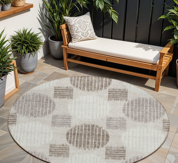Homeroots 3' Stylish Beige Brown And Ivory Geometric Area Rug – Perfect For Indoor Or Outdoor Spaces! 8' Round Polyester 593560